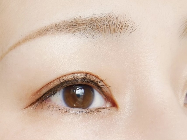 女性の目元の画像