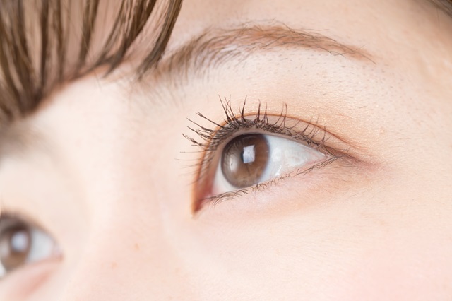 女性の目元の画像