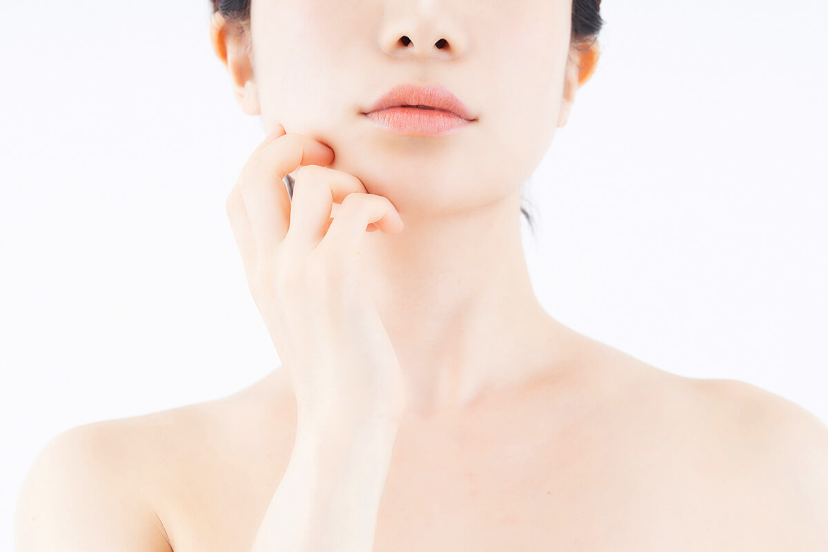 あごに手を添えている女性